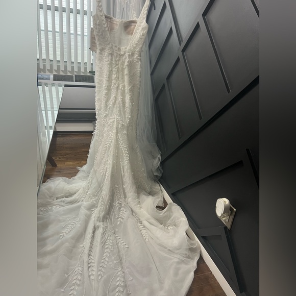 Leah Da Gloria Aspen Wedding Gown - Picture 3 of 12